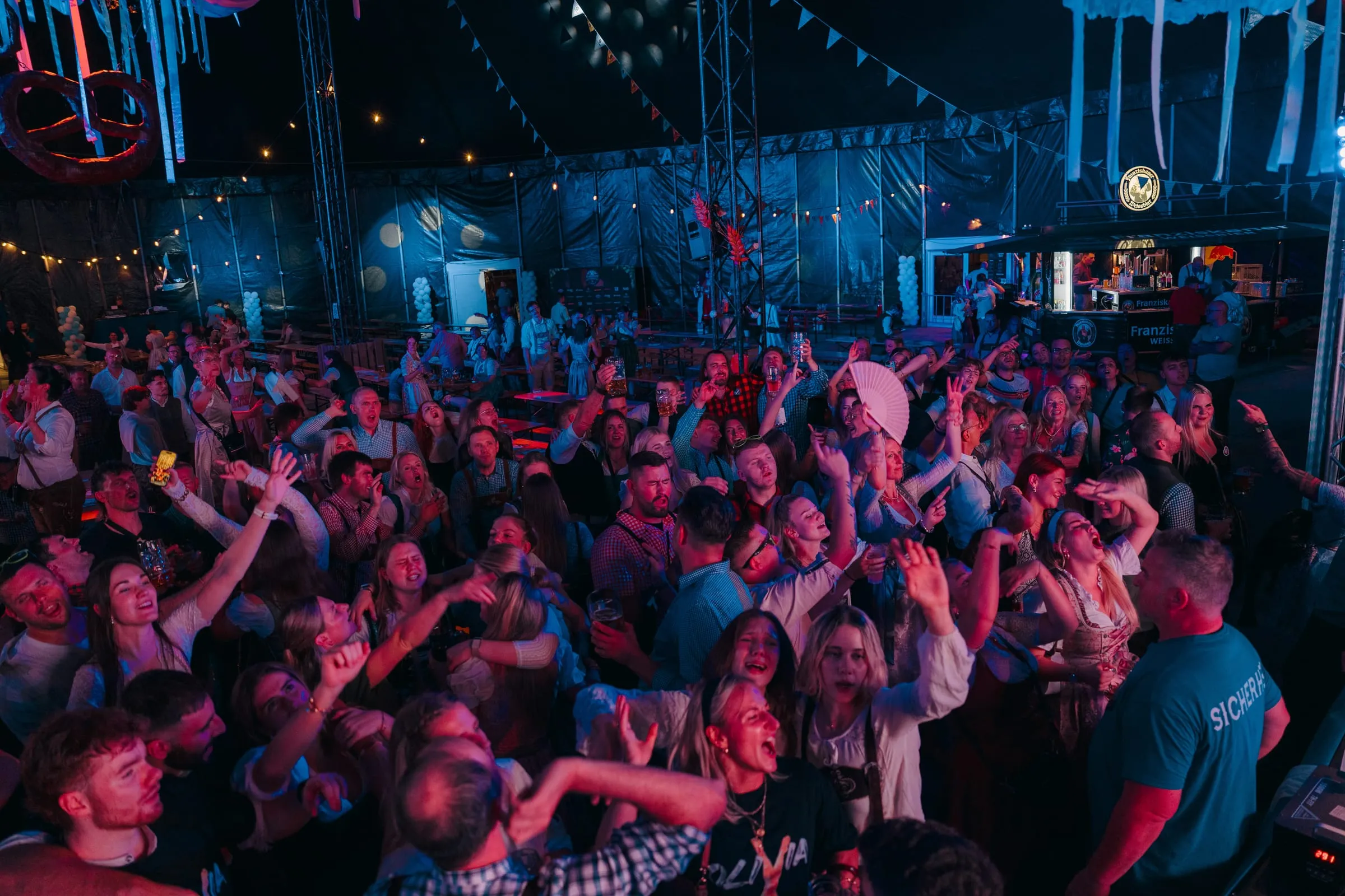 Feiernde Menge bei der Malle Wiesn