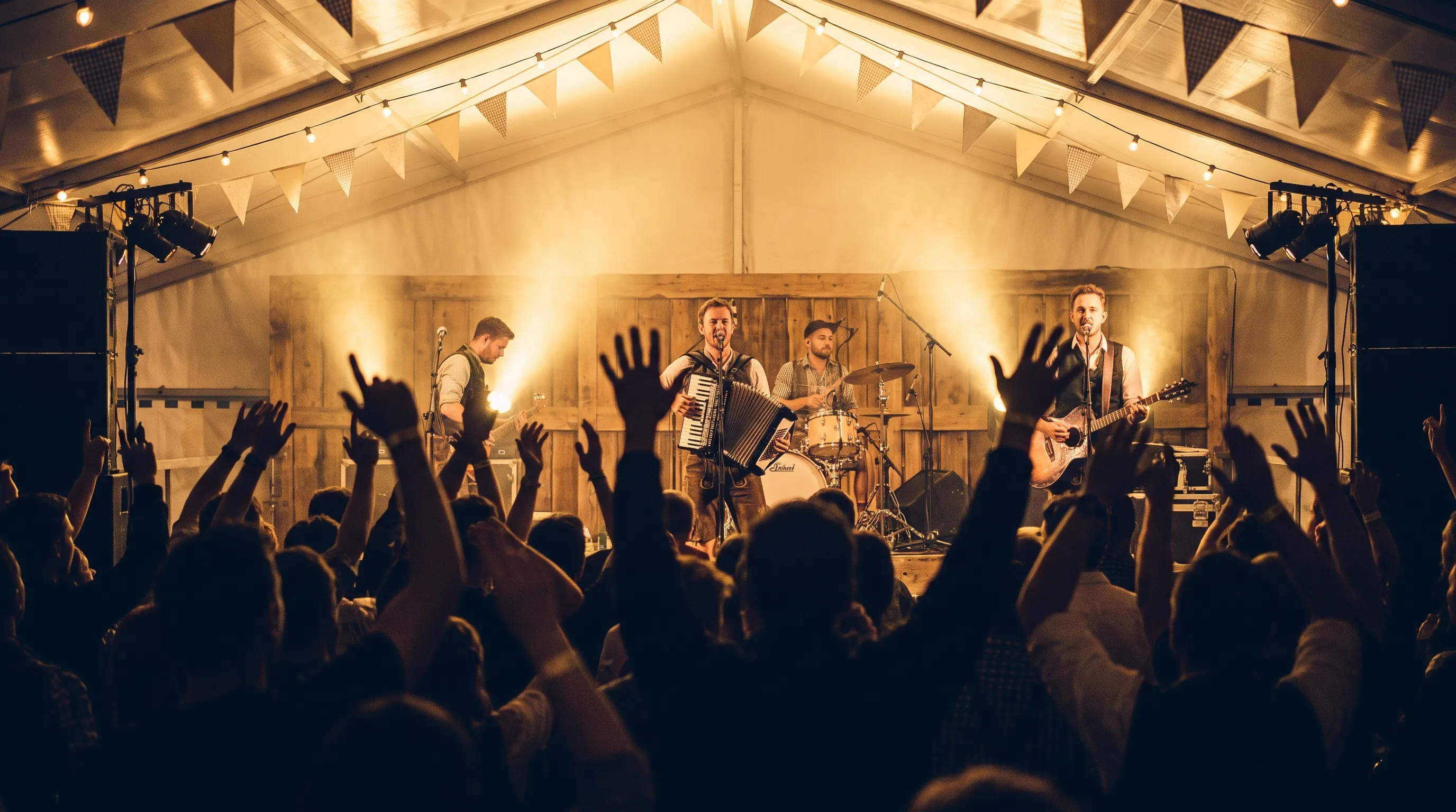 Live-Band auf der Festzeltbühne mit jubelndem Publikum