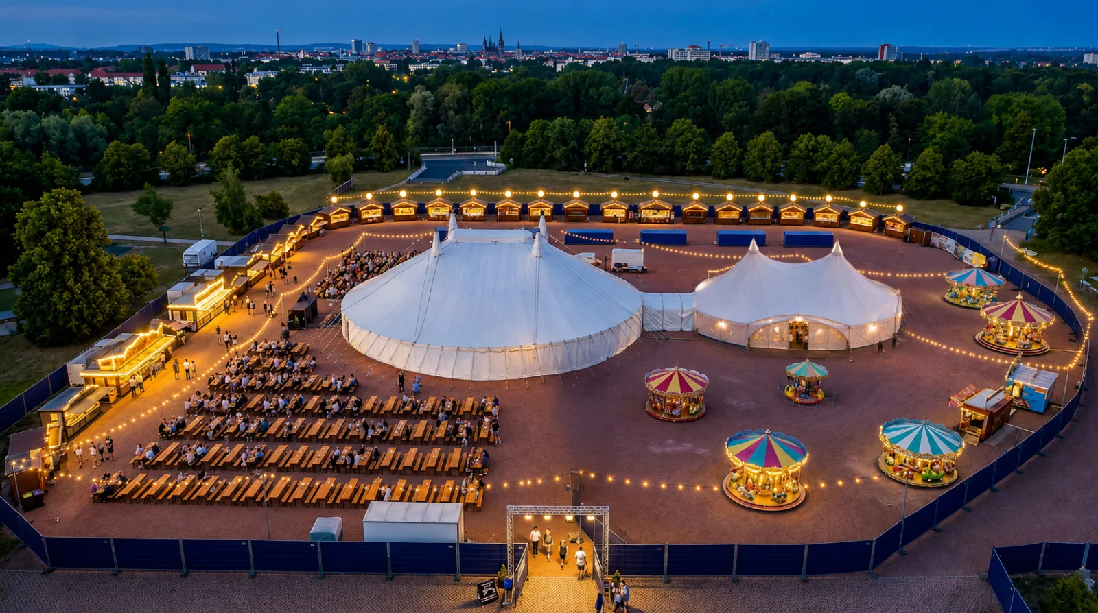 Visualisierung des Halleschen Oktoberfests auf dem Festplatz Gimritzer Damm: rundes Festzelt mit Spitze, angebautes Zelt, Biergarten, Karussells und Budenzeile bei Sonnenuntergang